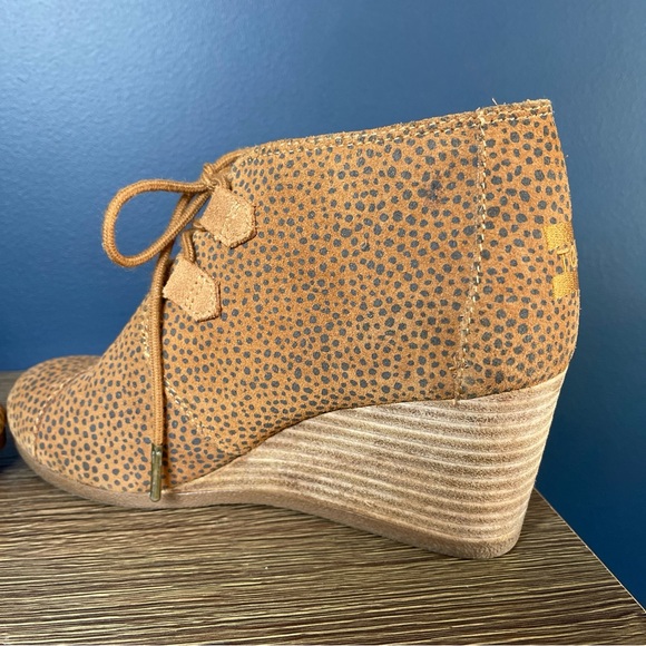 Womens TOMS Kala Tan Mini Cheetah Suede Booties Boot Wedge Size 6.5 Lace Up - Picture 11 of 14
